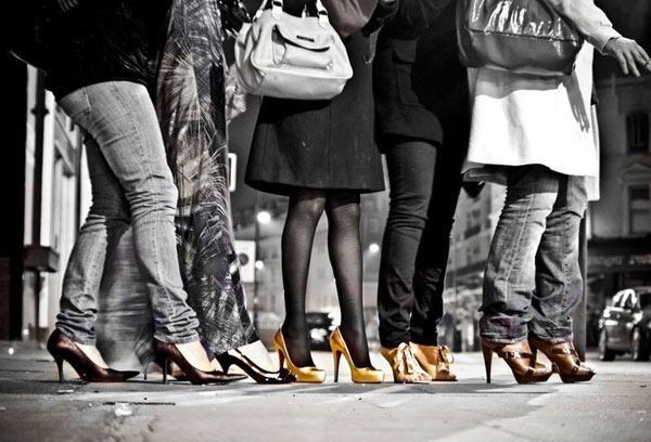 fan-pic four women's legs and shoes