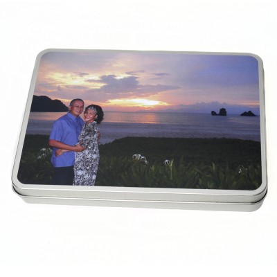 personalised-photo-tin Tin with a picture of a couple