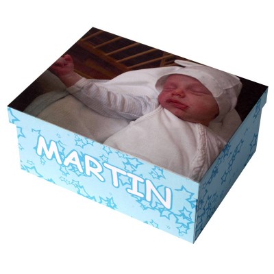 Box with a blue star pattern, a sleeping baby and "martin" written on it