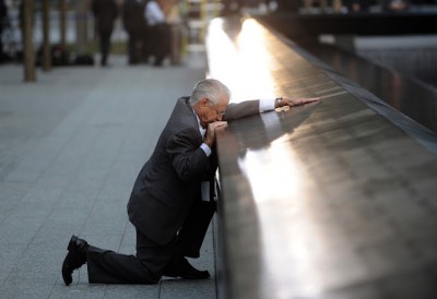 man-cries-at-911-memorial