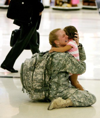 soldier-reunited-daughter