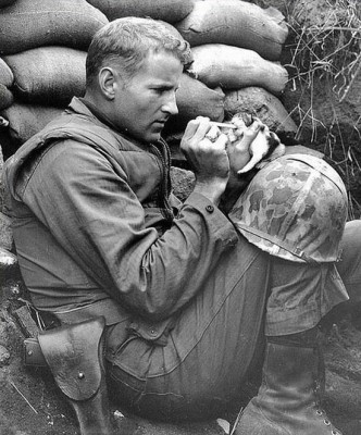 soldier-feeding-kitten-milk