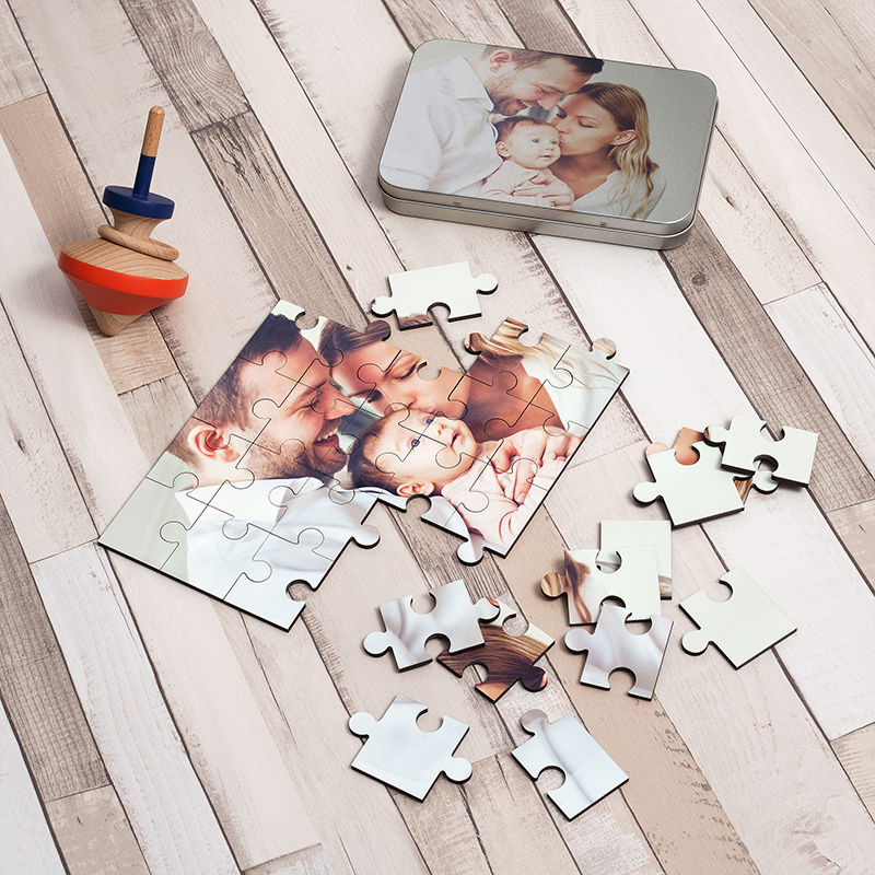 Personalized puzzle with tin and pieces